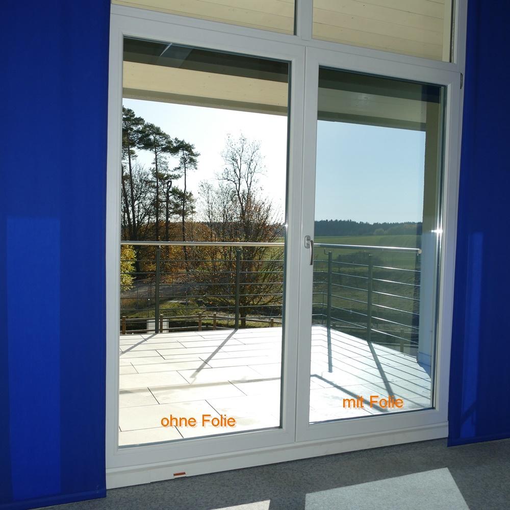 Moderne Fenster mit Sonnenschutzfolie sorgen für kühlen und hellen Innenraum ohne Blendung