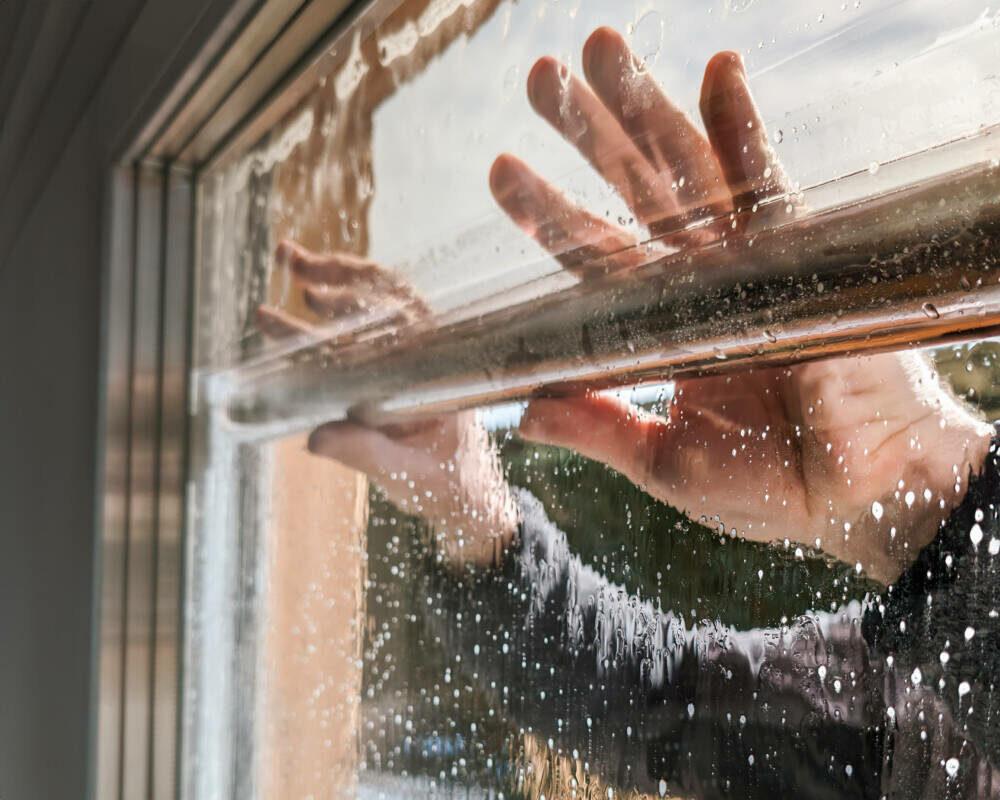 Moderne Fenster mit Sonnenschutzfolie sorgen für kühlen und hellen Innenraum ohne Blendung