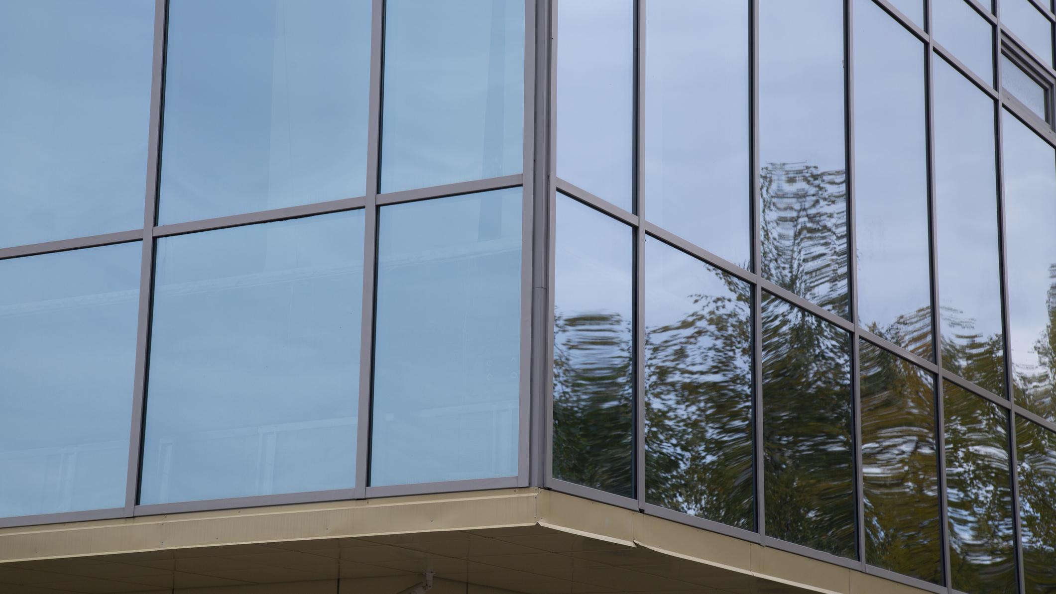 Moderne Fenster mit Sonnenschutzfolie sorgen für kühlen und hellen Innenraum ohne Blendung