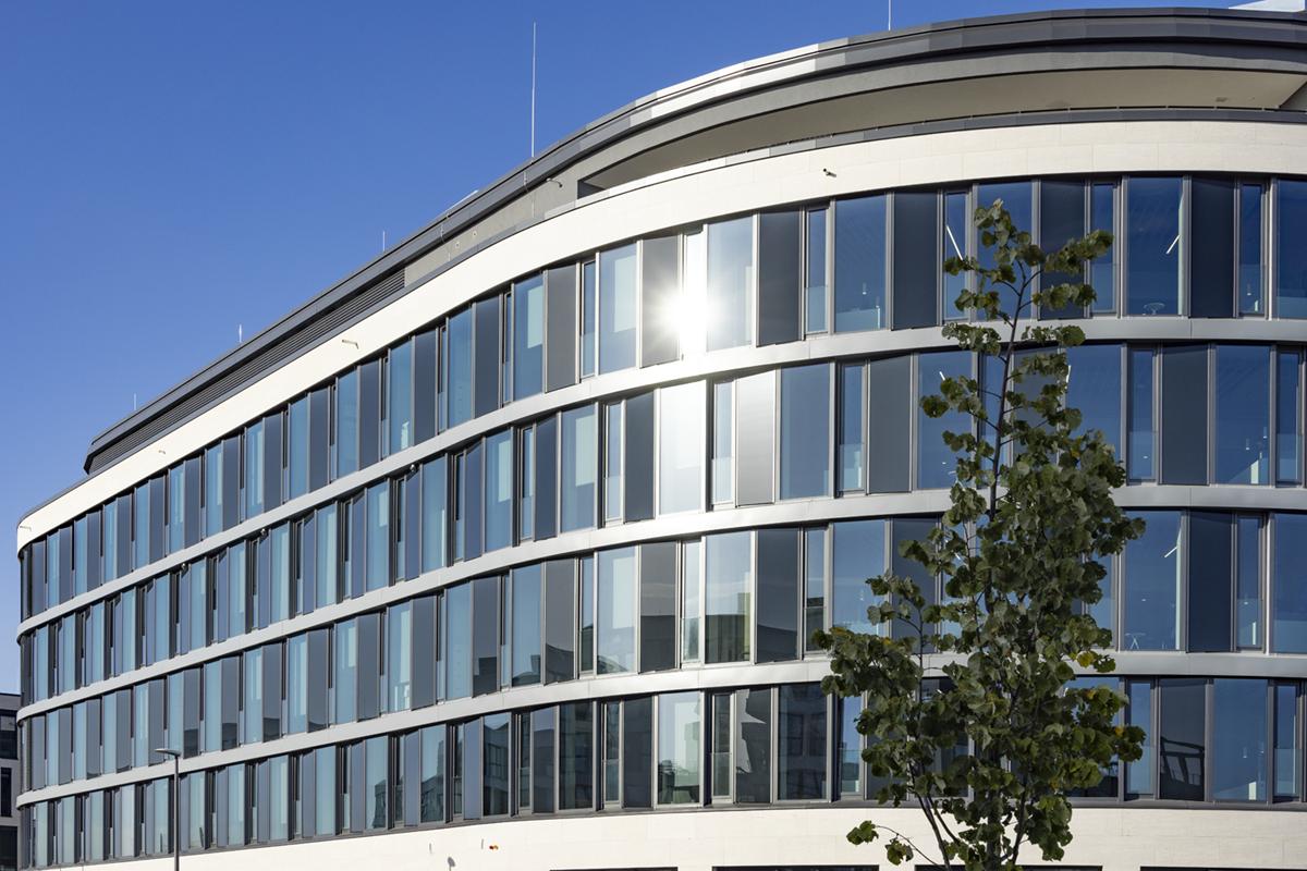 Moderne Fenster mit Sonnenschutzfolie sorgen für kühlen und hellen Innenraum ohne Blendung