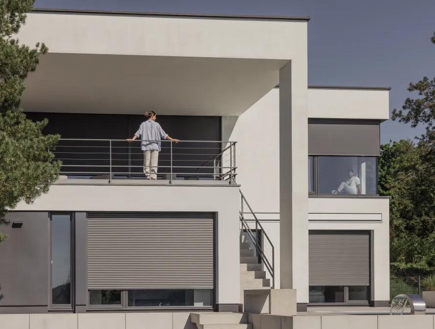 Moderner heller Innenraum bleibt im Sommer angenehm kühl durch Sonnenschutzfolie auf großen Fenstern