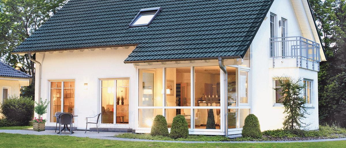 Modernes GebĂ€ude mit groĂen Fenstern und Sonnenschutzfolie fĂŒr angenehmes Raumklima ohne Blendung