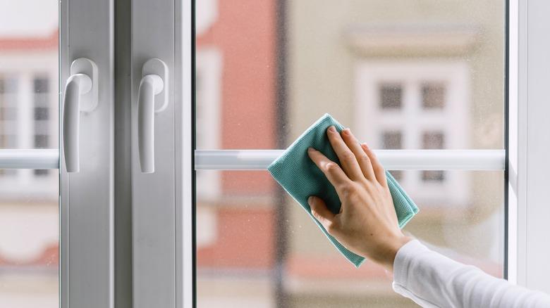 Professionelles Entfernen einer Glasdekorfolie von einer Glaswand