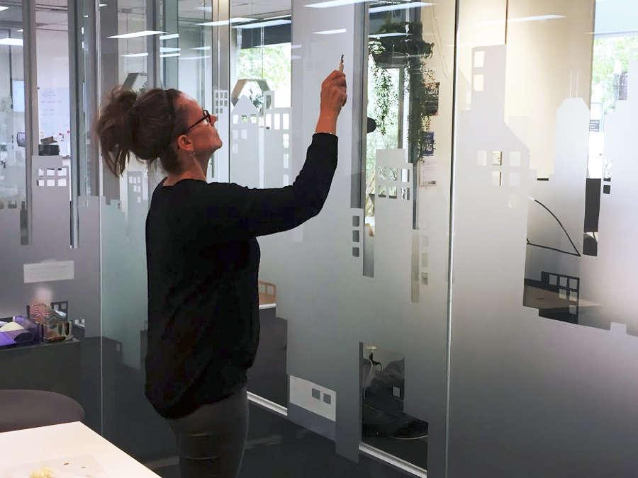 Entfernen einer dekorativen Glasfolie von einer modernen Glasfläche