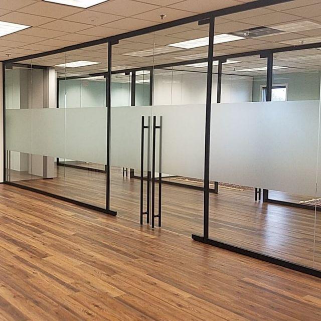 Sichtschutz mit Glasdekorfolie im modernen Büro