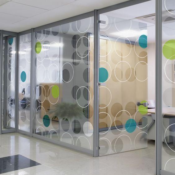 Sichtschutz mit Glasdekorfolie im modernen Büro