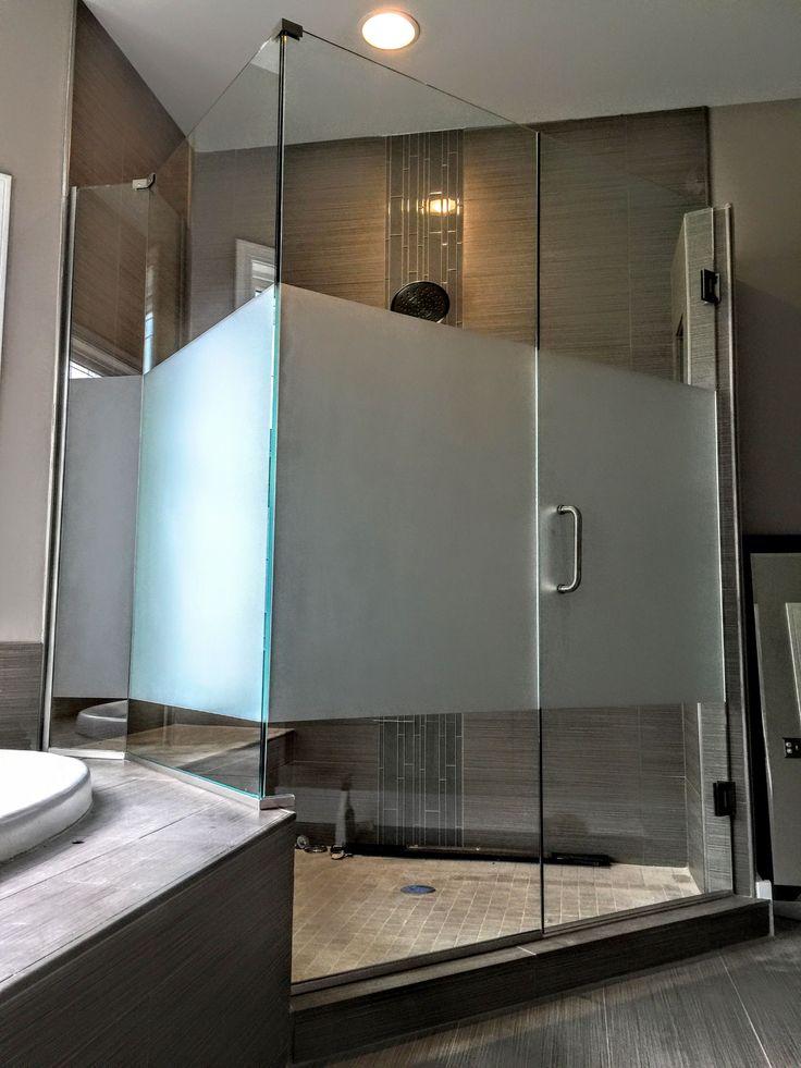 Pflege einer dekorativen Glasfolie auf moderner Glasfläche