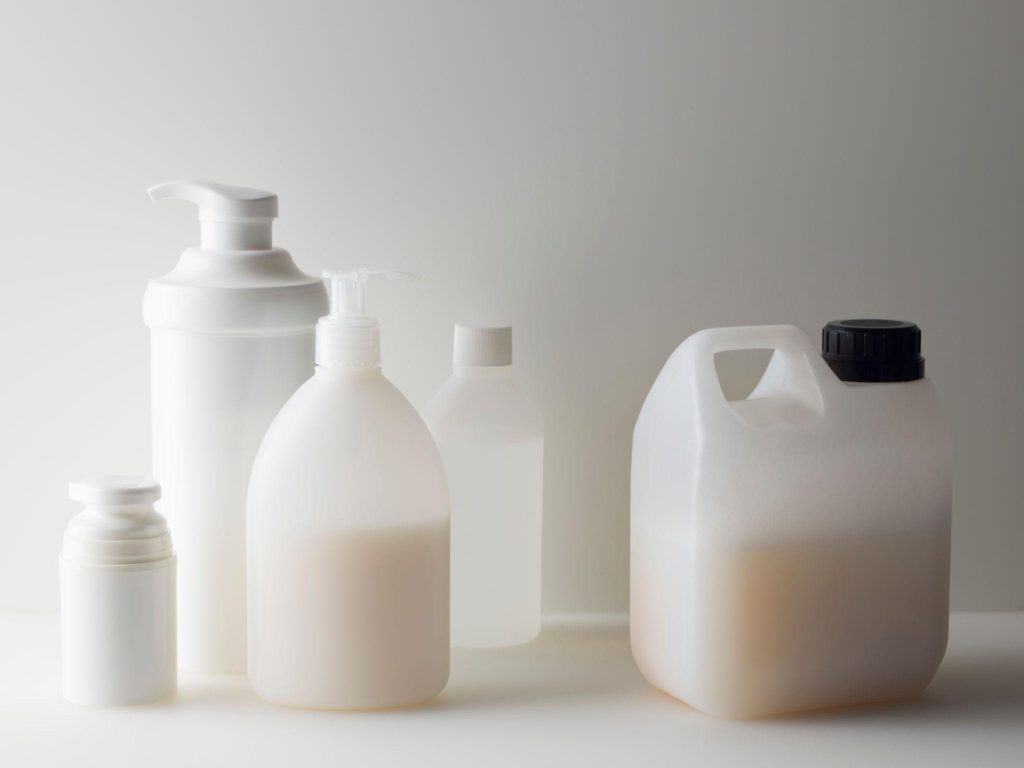 Pflege einer dekorativen Glasfolie auf moderner Glasfläche