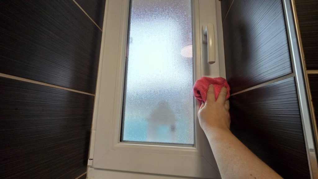 Dekorative Glasfolie in moderner Duschkabine