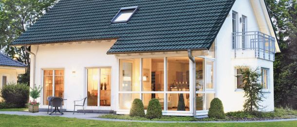 Modernes Gebäude mit großen Fenstern und Sonnenschutzfolie für angenehmes Raumklima ohne Blendung