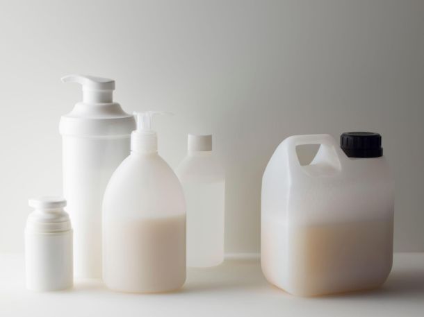 Pflege einer dekorativen Glasfolie auf moderner Glasfläche